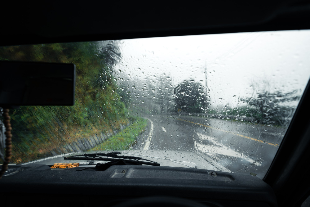 vista interna de um caminhão ao dirigir na chuva