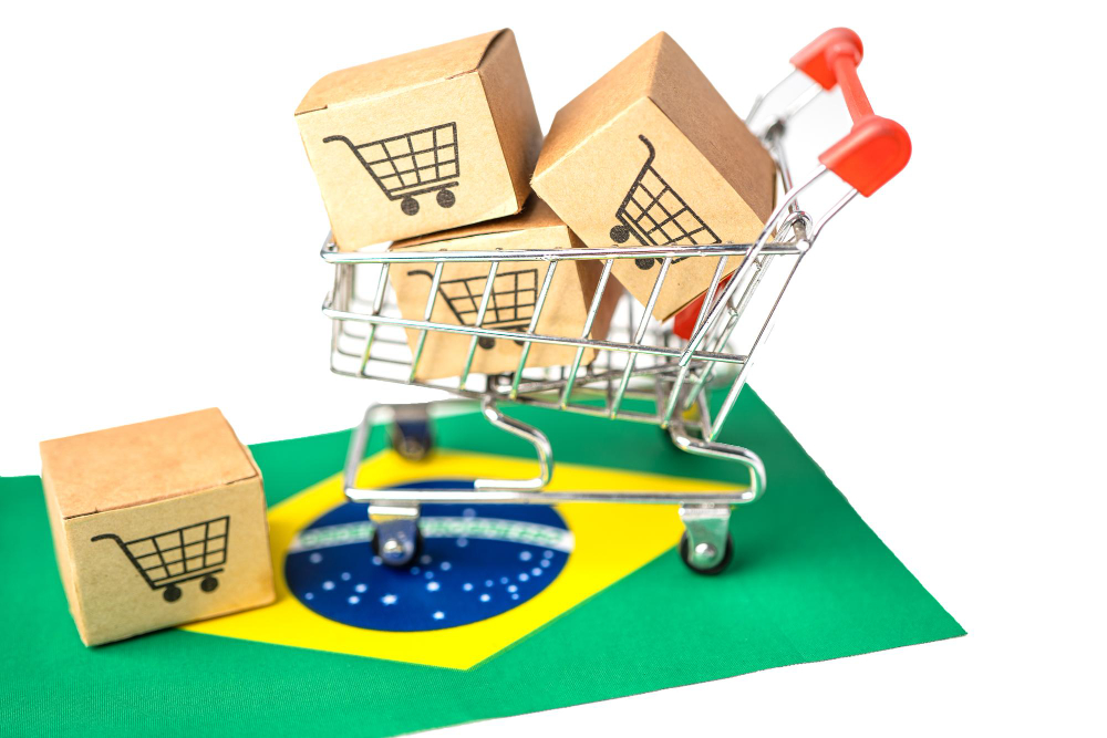 Carrinho de rodinhas com caixas de compra dentro, em cima de uma bandeira do Brasil, representando as entregas nacionais eficientes.