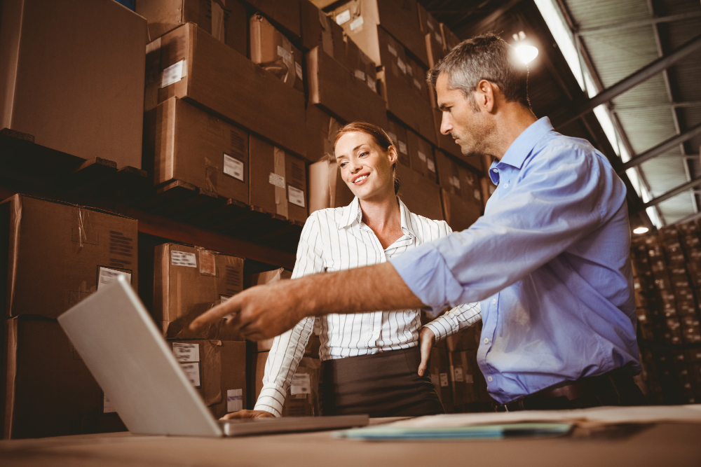 Gestores trabalhando para uma boa parceria entre equipes e um bom resultado B2B para a chegada da carga ao cliente.