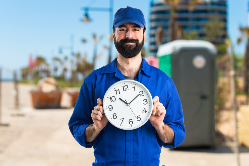 Motorista segurando um relógio representando o Lead Time logístico.